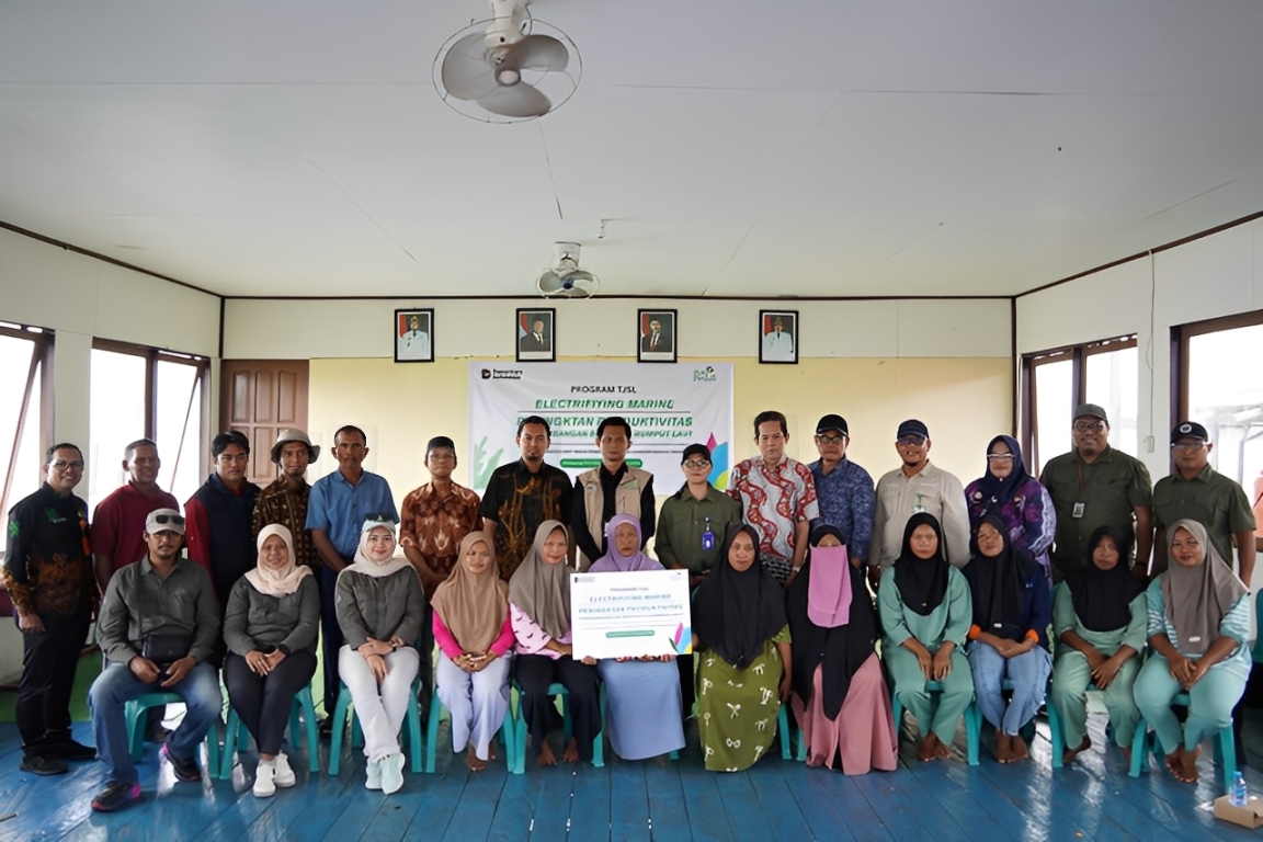 Peserta pelatihan pengolahan rumput laut di Kampung Tihi-Tihi berfoto bersama setelah kegiatan pelatihan.