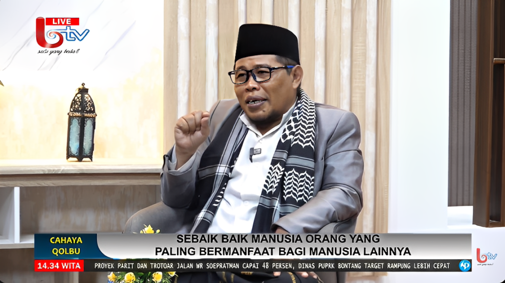 Ustaz Abdul Rosyid Bustomi, Ketua BAZNAS Balikpapan, saat menjadi narasumber Kajian Cahaya Qolbu di Studio Balikpapan TV, Jumat (14 November 2025).