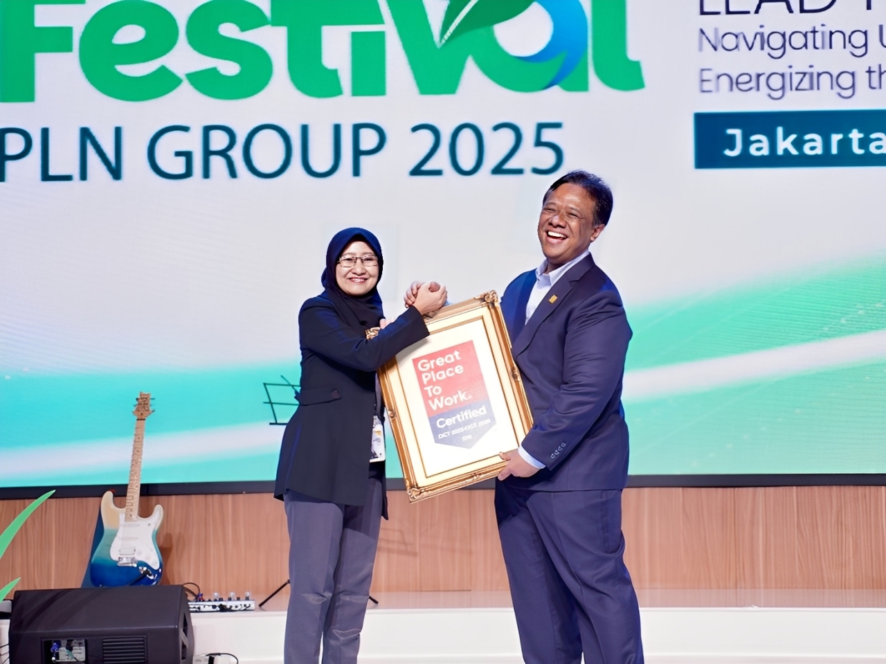 Direktur Legal dan Manajemen Human Capital PLN, Yusuf Didi Setiarto, menerima sertifikat Great Place to Work dari perwakilan GPTW Indonesia, Intan Permata Sari.