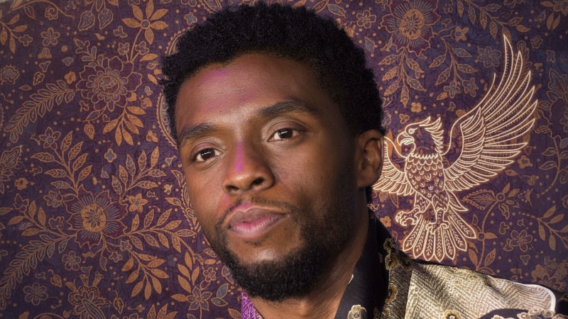 Chadwick Boseman di Hollywood Walk of Fame &mdash; visual emosional penuh penghormatan, menyorot bintang baru dan momen seremoni bersejarah.