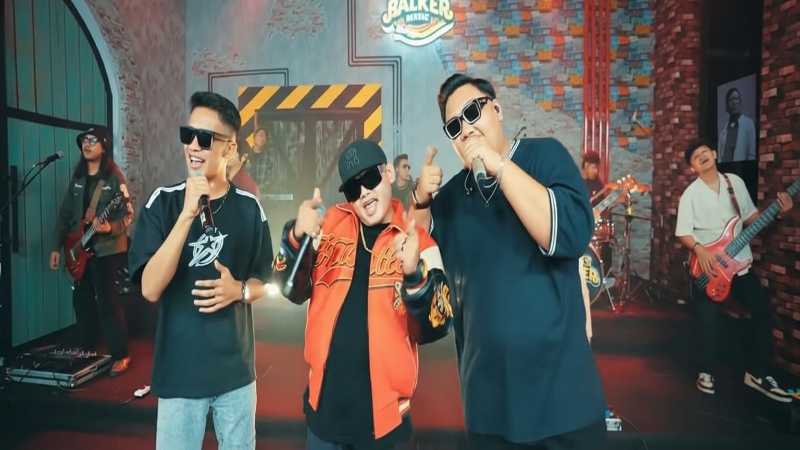 &ldquo;Pentas live music campursari modern dengan nuansa emosional&mdash;visualisasi kuat kisah cinta tulus dalam lagu Nina Sayang.&rdquo;
