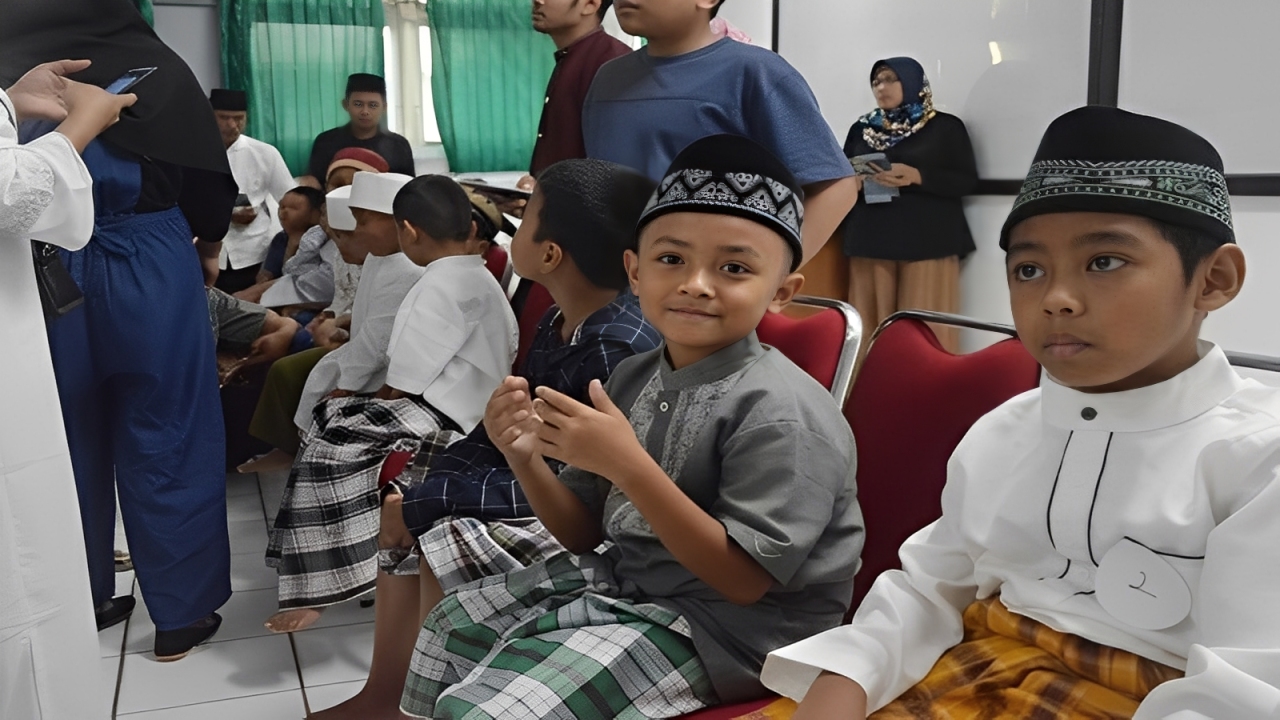 Para peserta sunat massal menunggu giliran pelayanan.