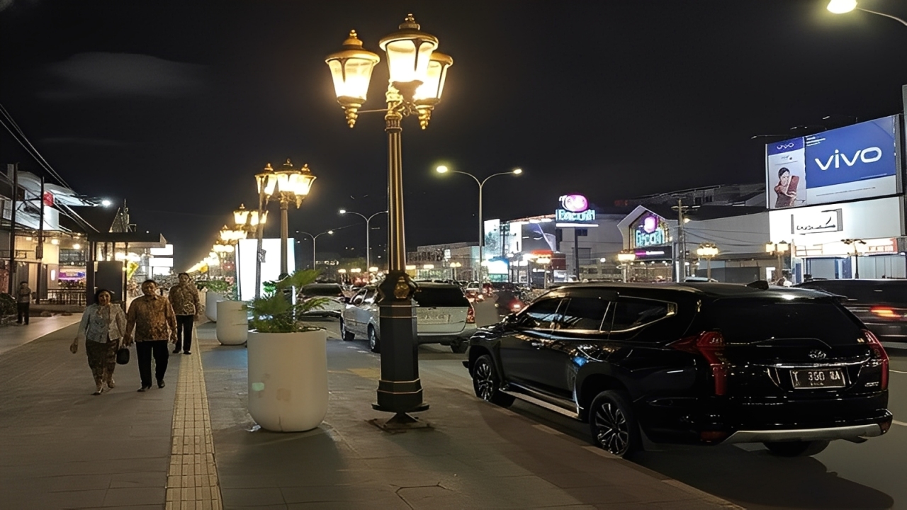 Suasana malam di Jalan MT Haryono, Balikpapan, salah satu ruas yang tengah dipersiapkan menjadi Kawasan Tertib Lalu Lintas (KTL).
