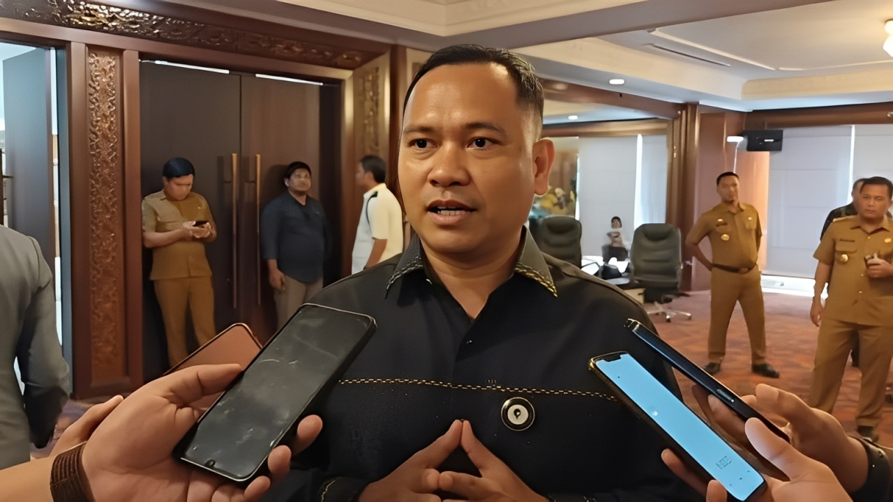 Ketua Komisi III DPRD Balikpapan, Yusri, memberikan keterangan terkait rencana penetapan Jalan MT Haryono sebagai KTL usai Rapat Paripurna di Hotel Gran Senyiur Balikpapan, Senin (27 Oktober 2025).