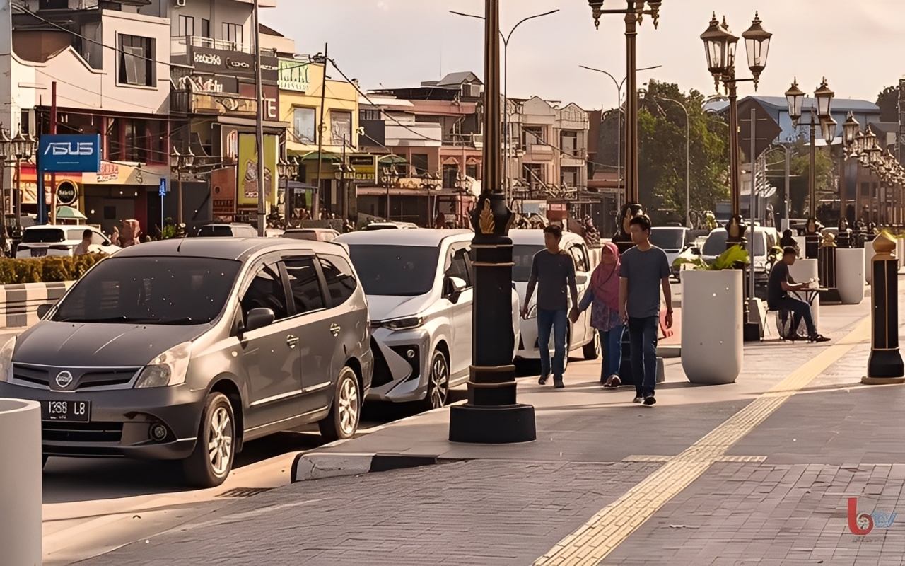 Sejumlah mobil terparkir di kawasan Jalan MT Haryono, Balikpapan, Senin (27 Oktober 2025).