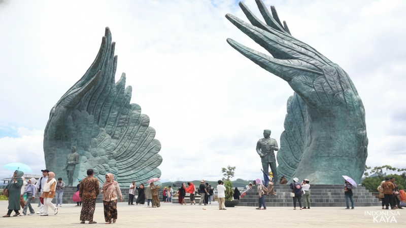 BMKG mencatat mayoritas wilayah Kaltim hari ini berawan sejak pagi sebelum diguyur hujan disertai petir saat siang hingga sore. Warga diimbau waspada perubahan cuaca cepat di Balikpapan, Samarinda, Bo