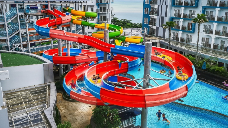 &ldquo;Aquaboom Waterpark Balikpapan &ndash; wahana air warna-warni di ketinggian dengan view kota yang memikat.&rdquo;