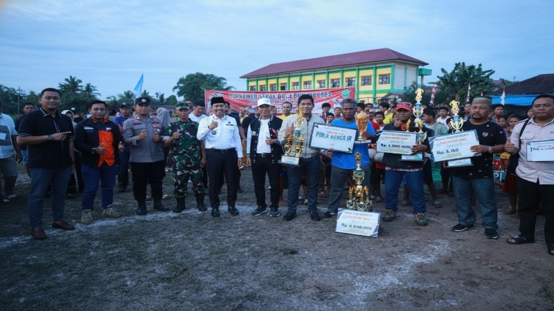 Selebrasi Mitra Bhayangkara setelah memastikan gelar juara Kayu Api Cup 2025 melalui adu penalti di Lapangan Kayu Api, Penajam.