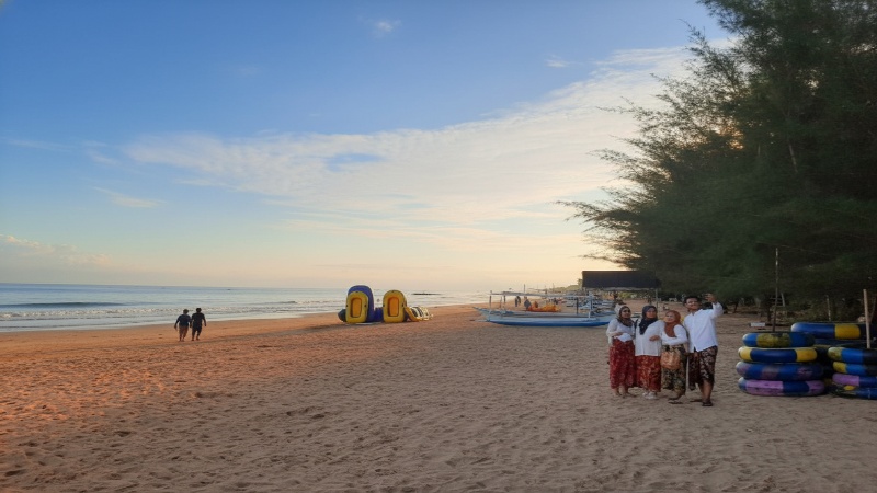 &ldquo;Pantai Sepinggan Balikpapan saat senja &mdash; pasir lembut, warna langit hangat, dan suasana teduh sebagai visual hook.&rdquo;