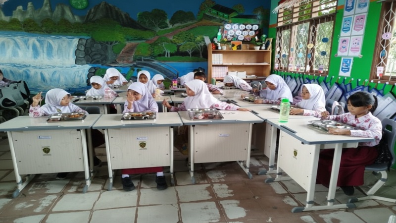 Pelaksanaan MBG di sekolah Sepaku dengan siswa menikmati makanan bergizi&mdash;visual dinamika distribusi program