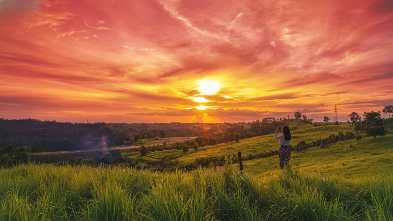 &ldquo;Bukit Alpha Balikpapan dengan lanskap rumput hijau dan kontur bukit lembut &mdash; visual alami yang memikat lensa kamera.&rdquo;
