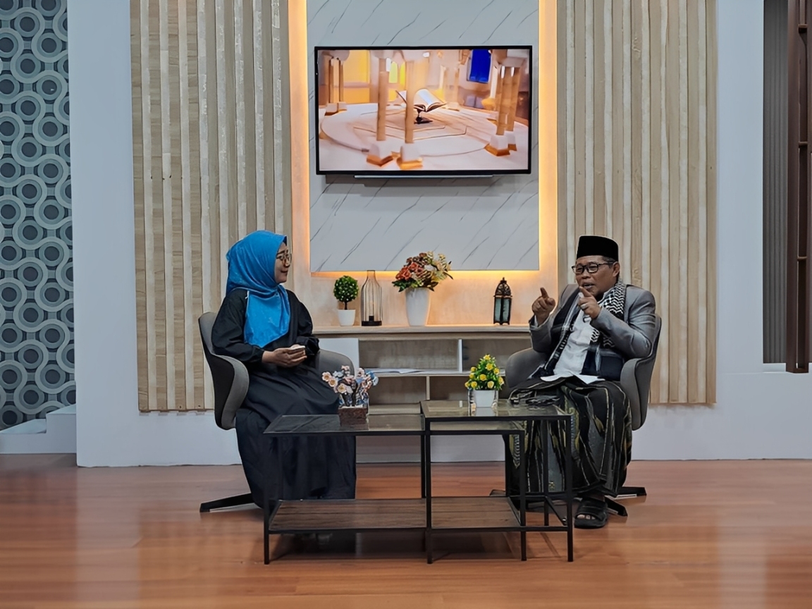 Ketua BAZNAS Balikpapan, Ustaz Abdul Rosyid Bustomi, menyampaikan kajian bertema Sebaik-Baik Manusia Adalah yang Paling Bermanfaat Bagi Sesamanya di Studio Balikpapan TV, Jumat (14 November 2025).