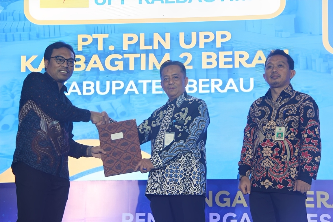 Manager PLN UPP KLT 2 berjabat tangan dengan perwakilan Pemerintah Provinsi Kalimantan Timur saat menerima Penghargaan Zero Accident di Plenary Hall Sempaja, Samarinda, Selasa (11 November 2025).