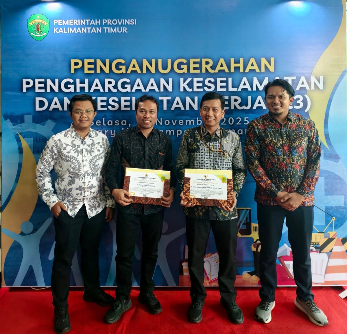 Para perwakilan PLN UIP KLT dan PLN UPP KLT 2 berpose usai menerima Penghargaan Zero Accident pada Penganugerahan K3 Provinsi Kalimantan Timur Tahun 2025 di Samarinda, Selasa (11 November 2025).