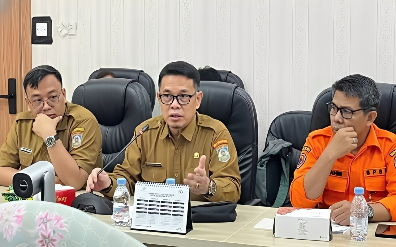 Kepala Bidang Perdagangan Dalam Negeri Disdag Balikpapan, Muhammad Anwar (Tengah), saat mengikuti rdp di ruang rapat gabungan lantai II Gedung DPRD Balikpapan, Selasa (11 November 2025).