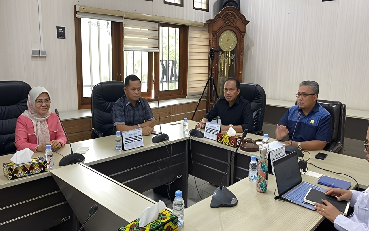 Suasana RDP membahas Raperda Penyelenggaraan Perumahan dan Kawasan Permukiman di ruang rapat gabungan DPRD Balikpapan, Rabu (12 November 2025).
