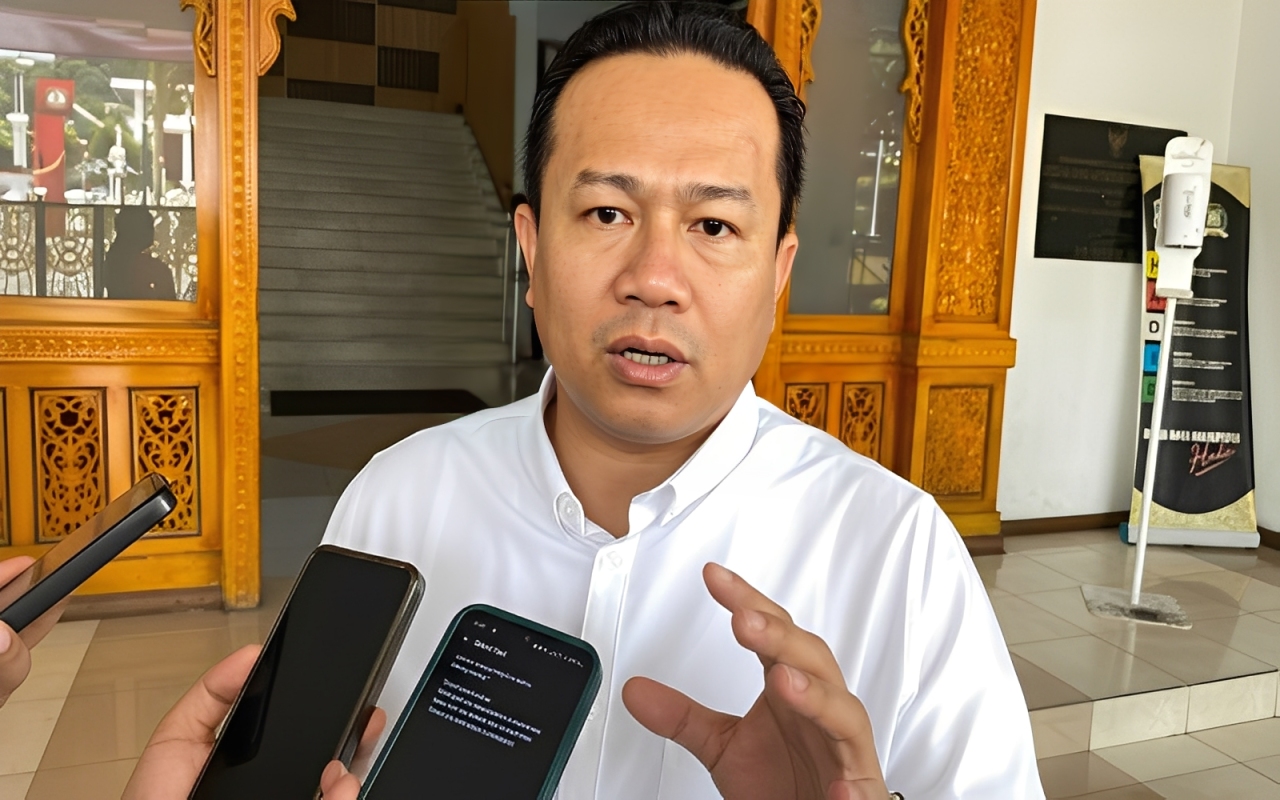 Ketua Komisi IV DPRD Balikpapan, Gasali, memberikan keterangan kepada wartawan terkait penghapusan jasa pelayanan bagi tenaga kesehatan, Senin (10 November 2025).
