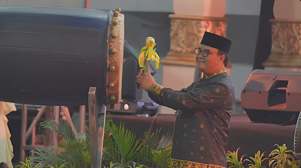 Wakil Wali Kota Balikpapan Bagus Susetyo bersiap memukul beduk sebagai tanda dimulainya MTQ ke 53 Kota Balikpapan, Jumat (14 November 2025).