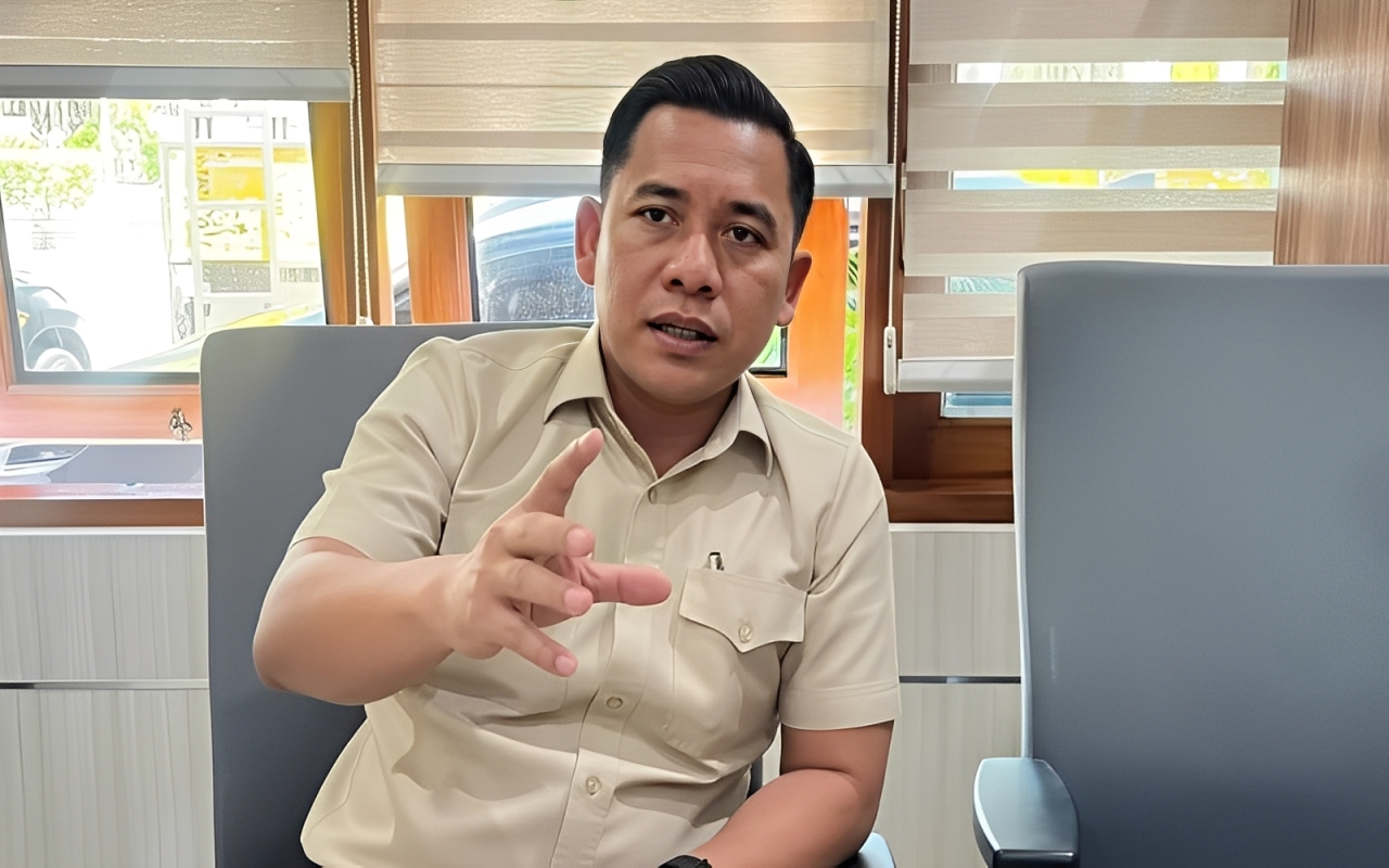 Ketua Komisi I DPRD Balikpapan, Danang Eko Susanto, memberikan keterangan kepada wartawan terkait rumitnya proses pengurusan PBG di Balikpapan, Senin (3 November 2025).