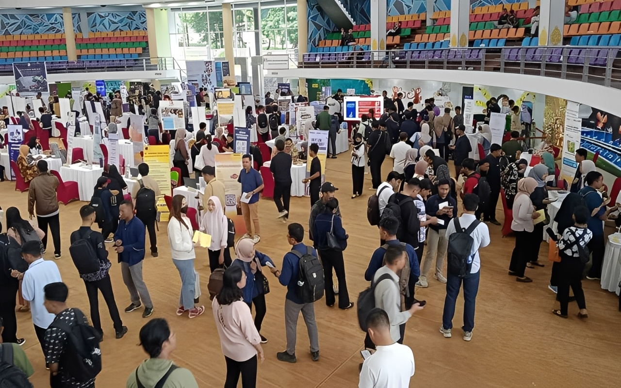 Peserta memadati area pameran dalam gelaran Job Market Fair 2025 di Balikpapan.