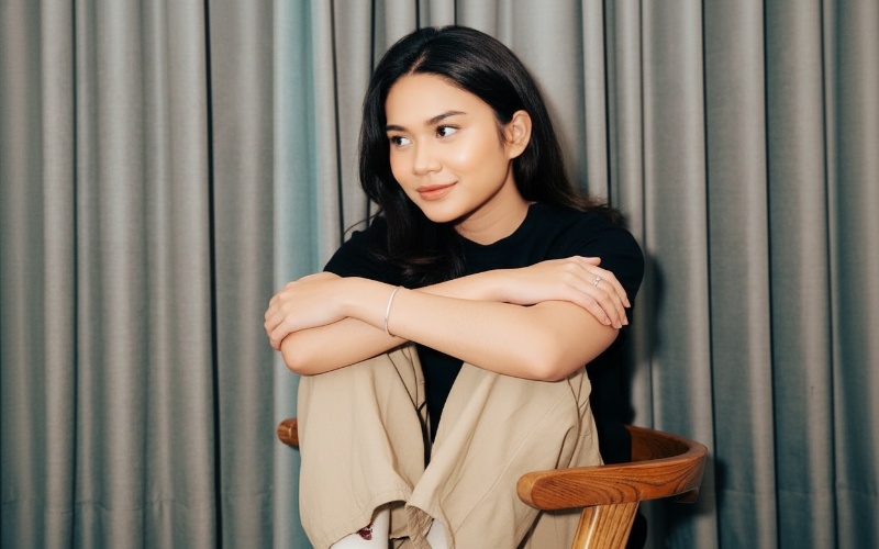 Azizah Salsha tampil dengan ekspresi tenang saat memberikan klarifikasi melalui unggahan Instagram terkait isu perceraian dengan Pratama Arhan.