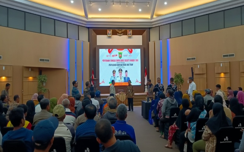 Penyaluran Bansos Non Tunai Samarinda 2025 &ndash; momen warga menerima kartu SSN dengan visual humanis dan aktivitas E-Warong.