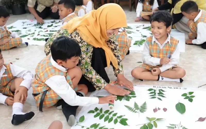 Guru honorer Kaltim menerima upah rendah &mdash; visualisasi kontras antara dedikasi dan ketidakpastian penghasilan.