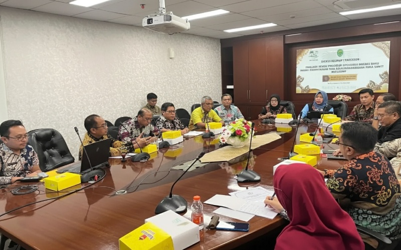 Pekerja sawit Kaltim mengurus Adminduk di layanan langsung&mdash;visual kuat tentang akses lebih mudah bagi warga kebun.