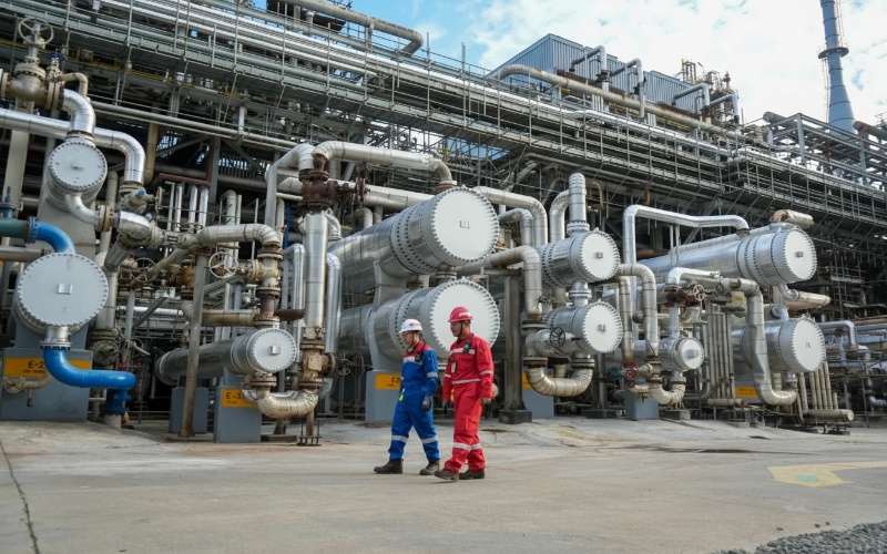 Kilang Balikpapan RDMP&mdash;visual megastruktur energi modern dengan atmosfer kerja intens dan detail konstruksi.