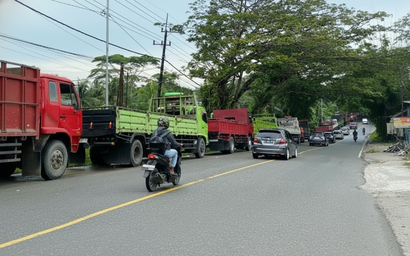 Antrean truk di SPBU KM 13 Balikpapan &ndash; visual antrean memanjang dengan sorotan pada kondisi sopir yang menunggu solar.