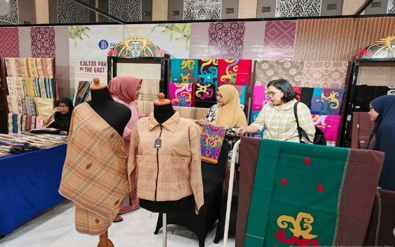 Kain Tenun Samarinda Balo Pucuk Rebung dengan detail motif khas dan pewarna alami serbuk ulin, disorot dalam suasana festival budaya.