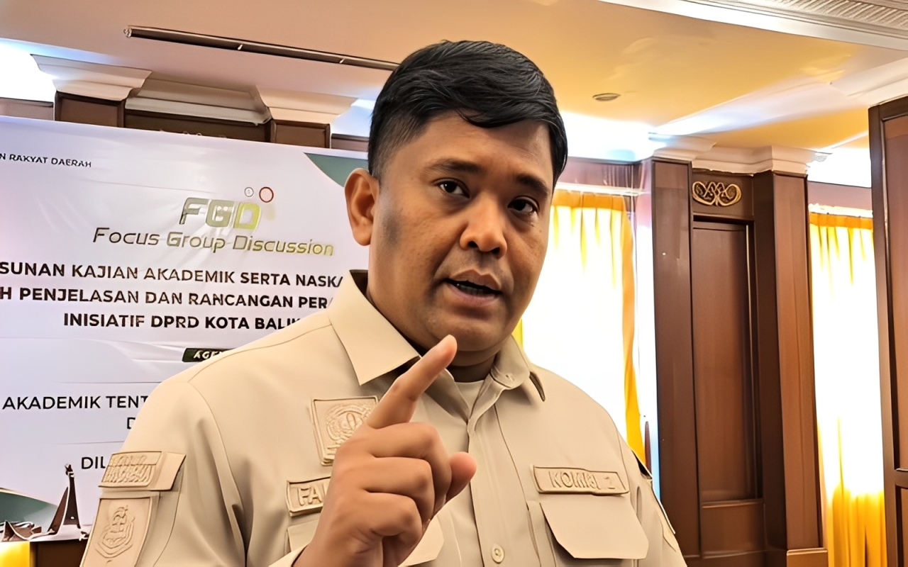 Ketua Komisi II DPRD Balikpapan, Fauzi Adi Firmansyah, saat memberikan keterangan mengenai pembangunan Rumah Adat Nusantara di Hotel Gran Senyiur, Selasa (7 Oktober 2025).