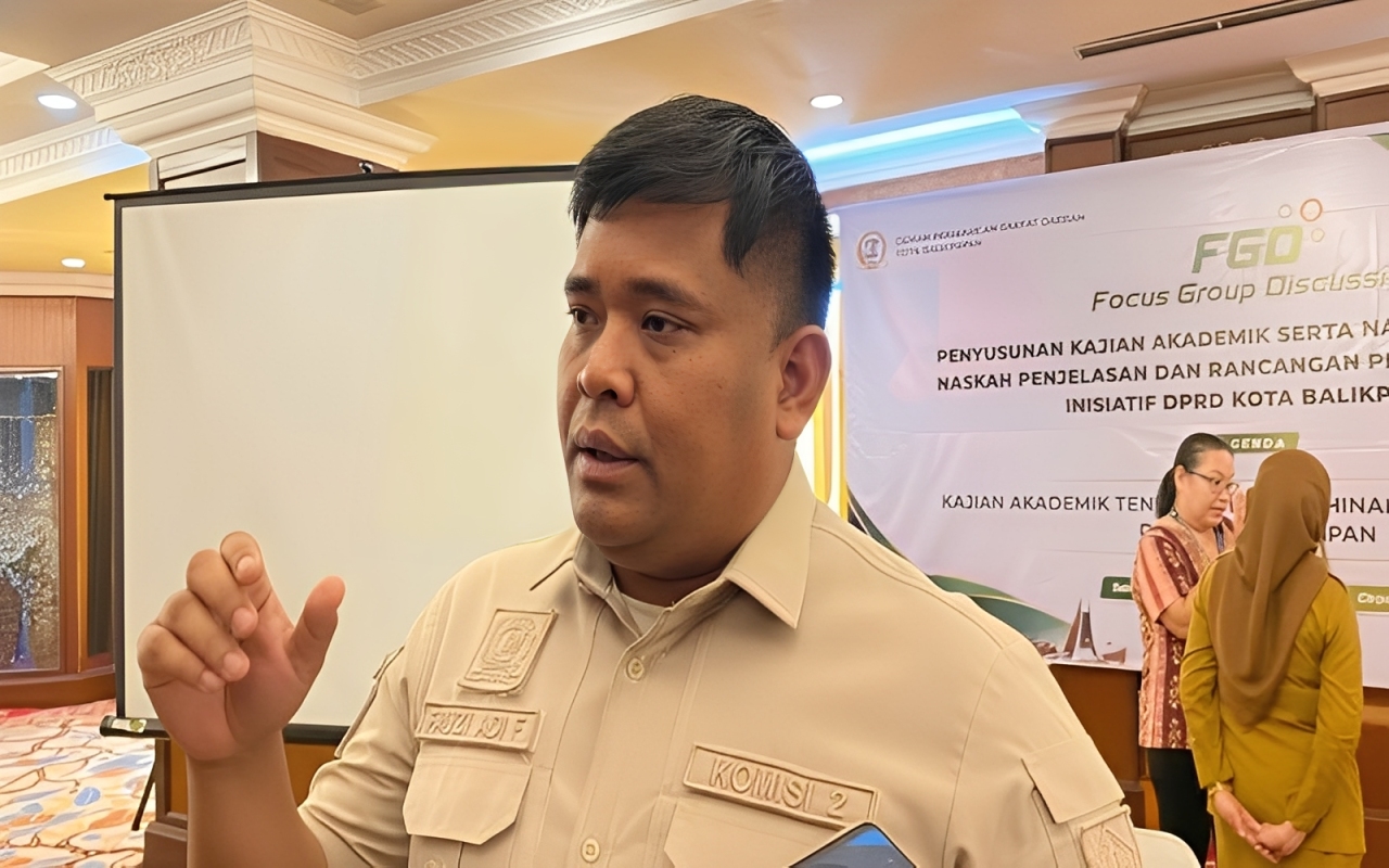 Ketua Komisi II DPRD Balikpapan, Fauzi Adi Firmansyah, memberikan keterangan terkait tujuan pemerataan wisata di setiap kecamatan di Hotel Gran Senyiur, Selasa (7 Oktober 2025).