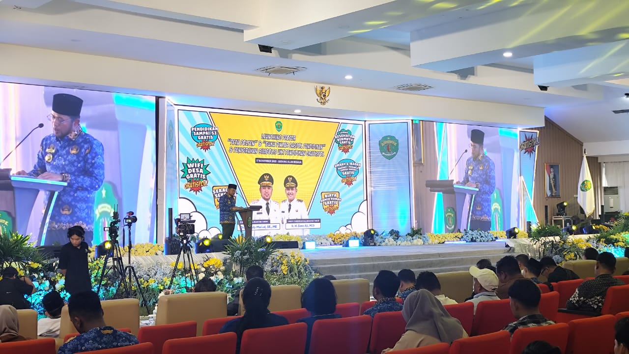 Pencairan UKT Gratispol Kaltim &ndash; simbolis penyerahan bantuan pendidikan dengan momentum penuh harapan.