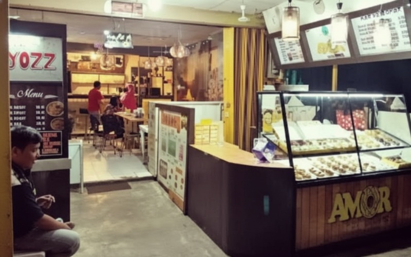 Caf&eacute; donat kentang Balikpapan dengan ambiance hangat dan visual cozy yang mengundang.