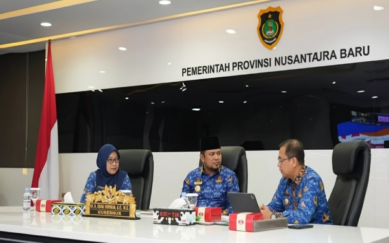 Pejabat Kaltim rapat percepatan APBD, suasana koordinasi intens dengan fokus target serapan tinggi&mdash;visual momentum kerja cepat dan akurat.