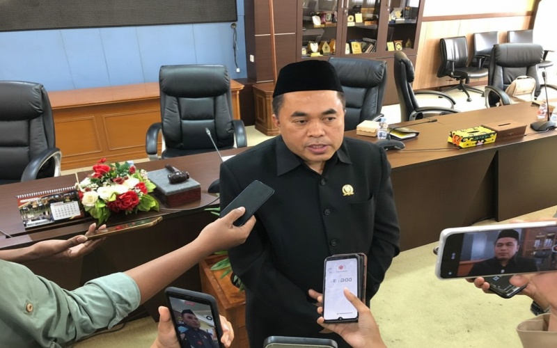 Foto Ahmad Yani berbicara di hadapan perwakilan desa + grafik komunikasi desa-DPRD sebagai simbol kolaborasi berjaya.