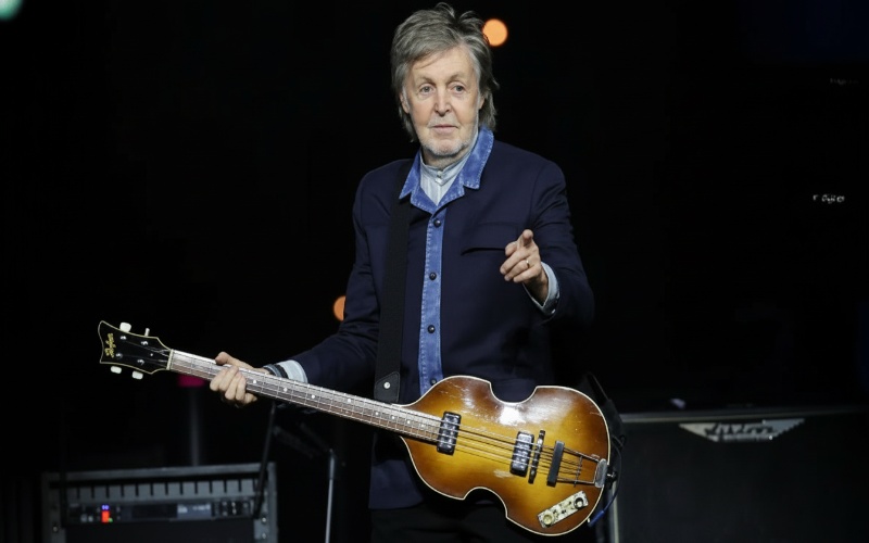 Paul McCartney memegang vinil album bisu sebagai simbol protes terhadap regulasi AI &mdash; visual sunyi yang penuh pesan.