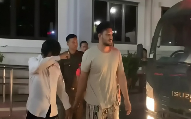Ammar Zoni sidang virtual &ndash; ekspresi haru, sorot mata penuh harapan, menghadirkan ketegangan dan romansa dalam satu frame.