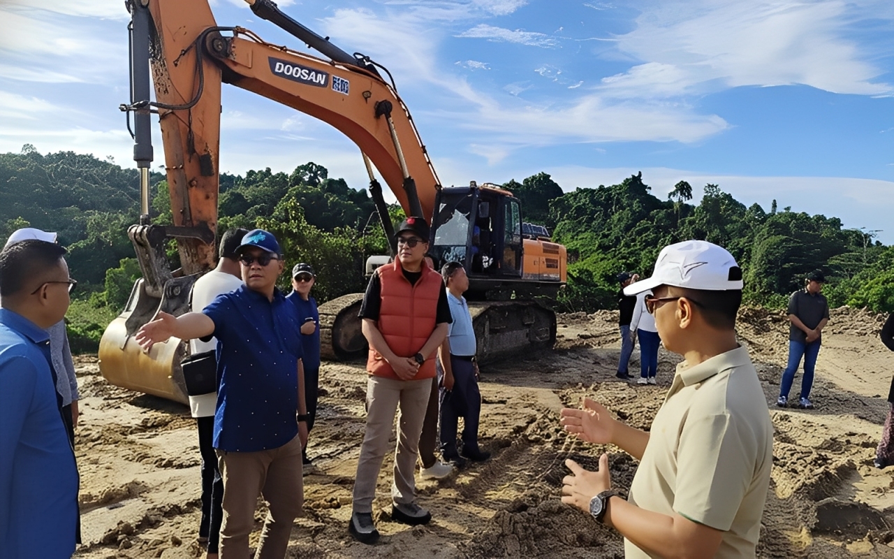 Petugas meninjau lahan di kawasan Palaran yang direncanakan menjadi lokasi pembangunan Sekolah Rakyat di Samarinda.
