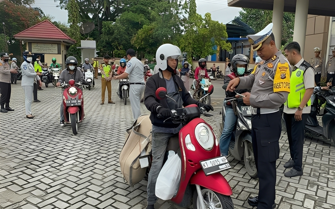 Petugas melakukan pemeriksaan kelengkapan surat kendaraan terhadap pengendara di Balikpapan, Senin (17 November 2025).