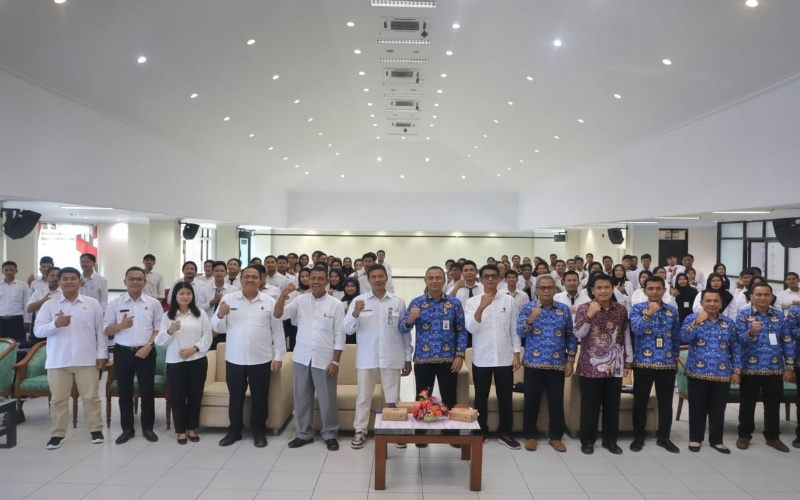 Para narasumber dan peserta berfoto bersama usai Pelatihan dan Sertifikasi Tenaga Kerja Konstruksi Kualifikasi Ahli dan Fresh Graduate Tahap IV, Senin (17 November 2025).