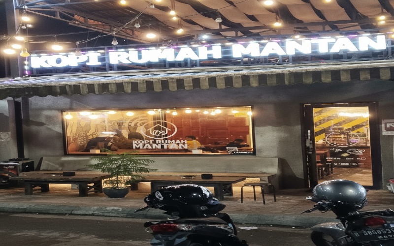 &ldquo;Interior Kopi Rumah Mantan Balikpapan dengan konsep industrial, cahaya hangat, dan suasana nongkrong santai &mdash; visual yang memikat mata.&rdquo;