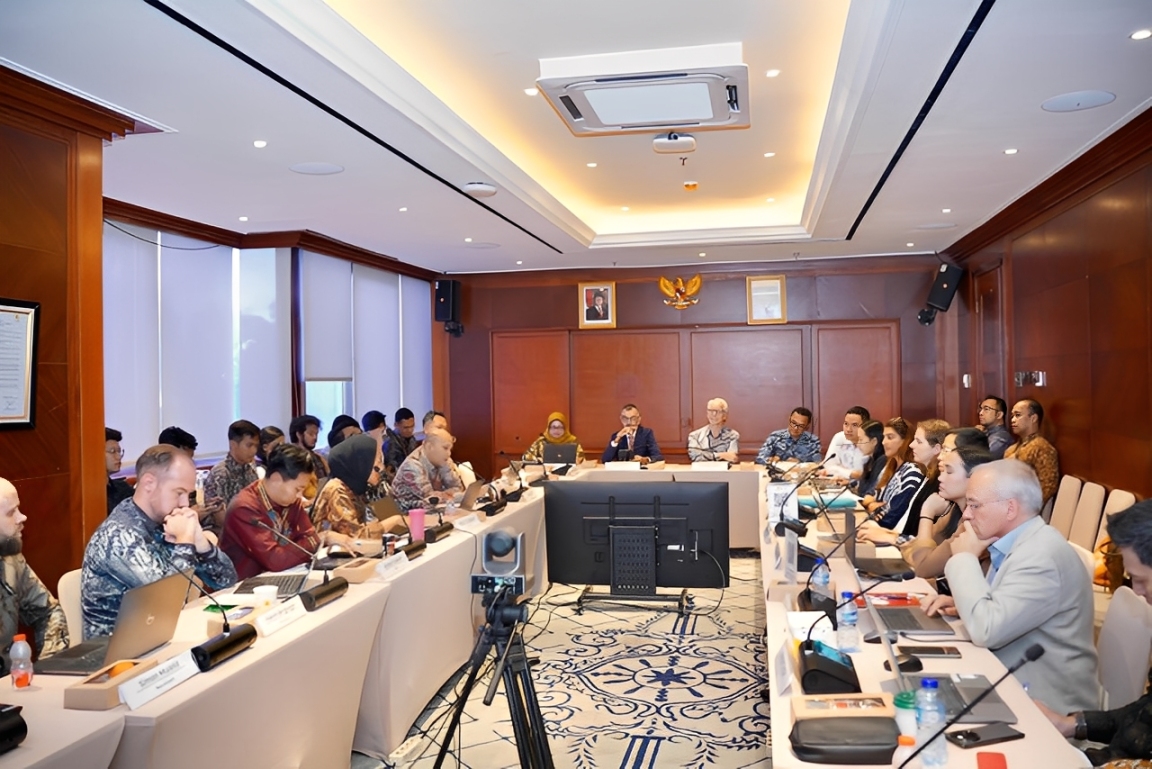 Suasana Meeting kolaborasi PT PLN (Persero) dengan Uni Eropa, KfW Development Bank, dan PT SMI terkait proyek EBT pumped storage di Sumatra Utara dan Jawa Timur, Jumat (7 November 2025) di Jakarta.