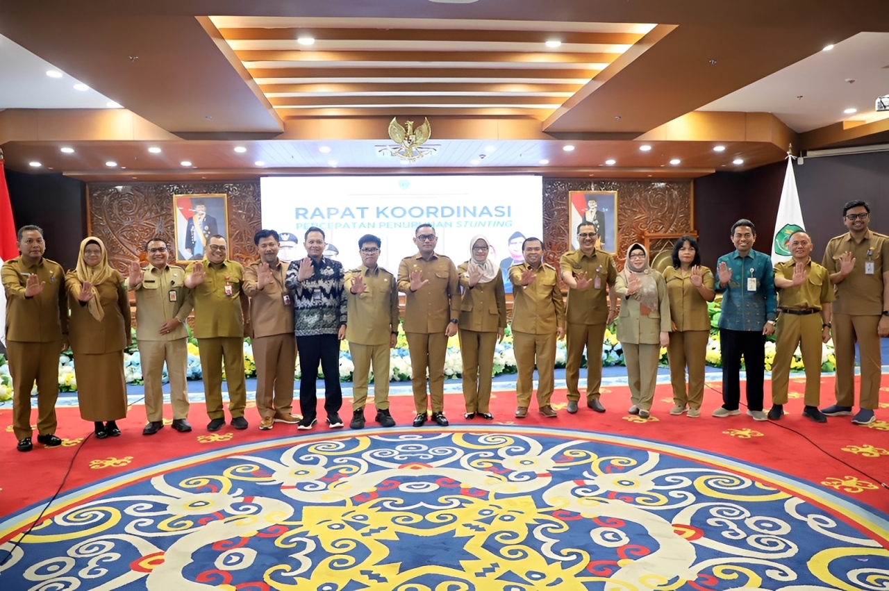 Para peserta berfoto bersama usai Rakor Percepatan Penurunan Stunting di Ruang Ruhui Rahayu, Selasa (18 November 2025).