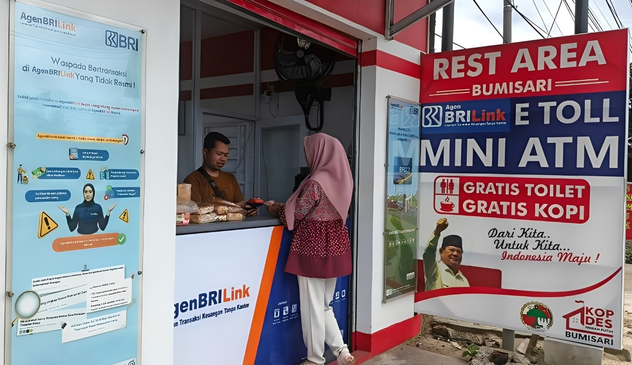Seorang warga Desa Bumisari bertransaksi di gerai AgenBRILink KDMP yang berada di area layanan publik setempat.