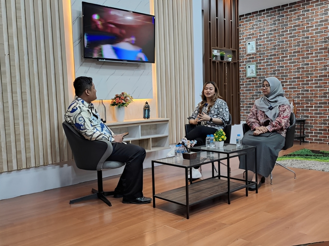 Maria Yuno (kiri) dan Happy Aprillia (kanan), saat menjadi narasumber dalam talkshow Ngopi di Studio Balikpapan TV, Rabu (19 November 2025).