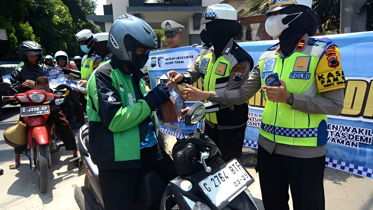 Ilustrasi salah satu pengendara di Samarinda sedang diperiksa petugas dalam Operasi Zebra Mahakam 2025.