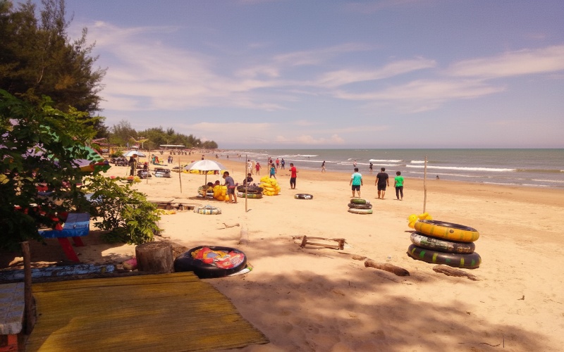 &ldquo;Pantai Manggar Balikpapan dengan deretan pohon cemara dan ombak tenang &mdash; visual alami yang bikin pengunjung betah.&rdquo;