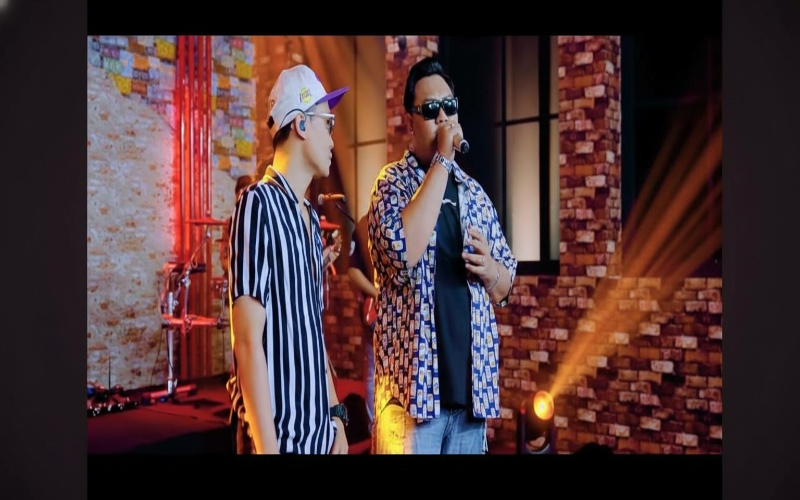 Ndarboy Genk dan Hendra Kumbara tampil live dengan ekspresi energik, menggambarkan realita pekerja lewat visual penuh emosi.